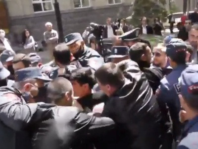 Ոստիկանները բերման ենթարկեցին ԿԲ–ի դիմաց բողոքի ակցիա իրականացնող քաղաքացիներին (ֆոտո)