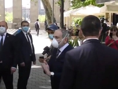Ոտի վրա էդ հարցերը չեմ կարա լուծեմ. վարչապետը՝ ինքնահրկիզման փորձ կատարած քաղաքացուն