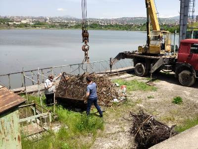 Մաքրվում է Երեւանյան լճի ջրամբարի պատվարի ջրթող հատվածում կուտակված աղբը (ֆոտո)