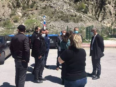 Վերին Լարսում մնացած 35 քաղաքացի պահանջում է Հայաստան վերադառնալ միայն սեփական մեքենաներով. ԱԳՆ