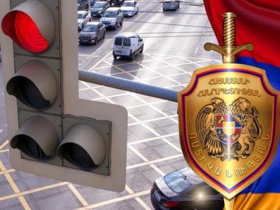 Ուլնեցի և Ահարոնյան փողոցների խաչմերուկում հին լուսացույցները փոխարինվել են նորերով