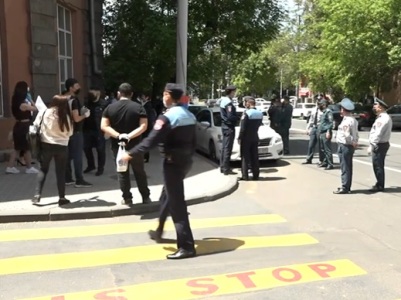 Armenia opposition union members gather outside Police special department are apprehended