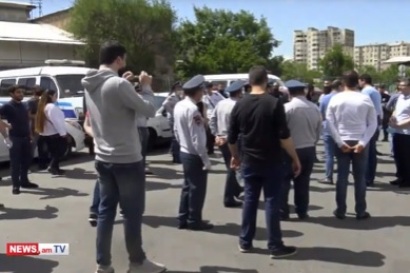 Opposition union’s apprehended members being released from downtown Yerevan police department