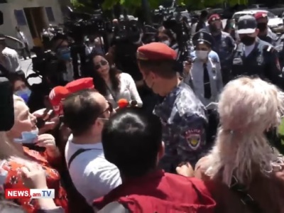 Yerevan police apprehend several picketers, including renowned actor