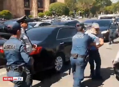 Կառավարության մոտից բերման ենթարկվեց շրջիկ վաճառքով զբաղվող քաղաքացին