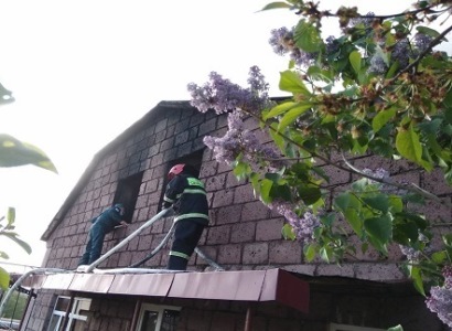 Խոշոր հրդեհ Գյումրիի շենքերից մեկում. դեպքի վայր է մեկնել 3 մարտական հաշվարկ