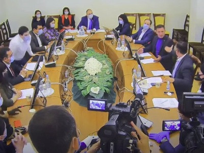 «Տո դու ո՞վ ես, որ ինձ ընդհատես». Գեւորգ Պետրոսյանը՝ Նիկոլայ Բաղդասարյանին. Նիստն ընդհատվեց