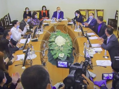 ԱԺ պետաիրավական հանձնաժողովում բոլորը դիմակով էին բացի Գեւորգ Պետրոսյանից. Վլադիմիր Վարդանյանը դիտողություն արեց
