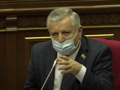 Ուզում եմ՝ դիմակազերծենք էս կապիկներին, սրանք քյարթու, հիմար մարդիկ են. պատգամավորը՝ ՏՄՊՊՀ նախագահին