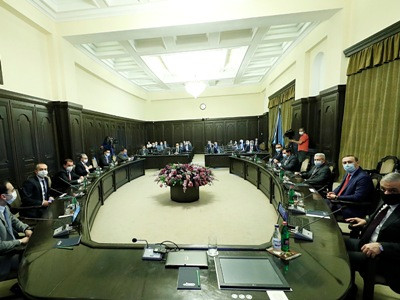 Փաշինյանը հանձնարարել է խստագույնս վերահսկել պարետատան սահմանած կանոնները և զանգվածային միջոցառումների կազմակերպումը