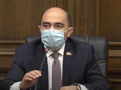 Կա մի գերհզոր մարդ, ով որոշում է, թե վաղը կորոնավիրուսի քանի դեպք է հրապարակվելու. Մարուքյան