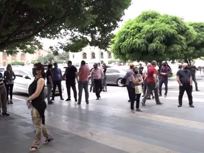 Հաջորդ անգամ կգանք երեխաների հետ. ռեստորանների աշխատակիցների ակցիան՝ Կառավարության դիմաց
