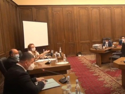 30-40 մարդ նույն ժամին կանչել եք, մի քանի ժամ նստած ենք. Հազիվ խնդրեցինք, ջուր տվեցին. Սանոսյանը բողոքեց