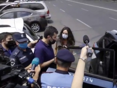 Ոստիկանները բերման ենթարկեցին ԱԺ–ի մոտ բողոքի ակցիա իրականացնող իրավաբաններին
