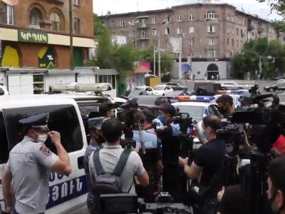 Ոստիկանները բերման ենթարկեցին մի շարք քաղաքացիների, այդ թվում՝ Արսեն Բաբայանին, Արթուր Դանիելյանին (ֆոտո)