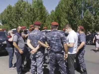 Ծառուկյանի առանձնատան մոտ հարյուրավոր աջակիցներ են հավաքվել, ժամանել են կարմիր բերետավորները (ֆոտո)