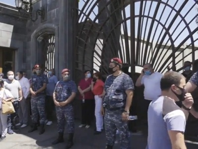 Կարմիրբերետավորները պատ են կազմել եւ թույլ չեն տալիս քաղաքացիների մի մասին մոտենալ Ծառուկյանի տանը