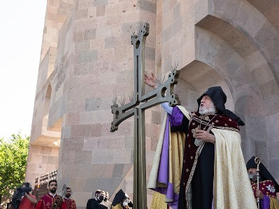 Օծվեց և վերատեղադրվեց Մայր տաճարի գմբեթի խաչը
