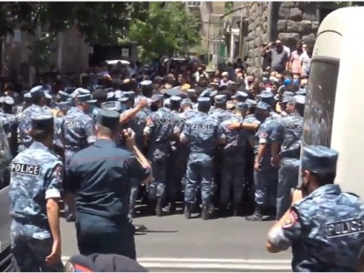 «Նիկոլ, հեռացիր», «Ծառուկյան, վարչապետ». ԱԱԾ–ի դիմաց լարված իրավիճակ
