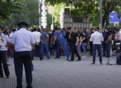 Արդեն մոտ վեց ժամ Ծառուկյանն ԱԱԾ–ում է. աջակիցներին շարունակում են բերման ենթարկել