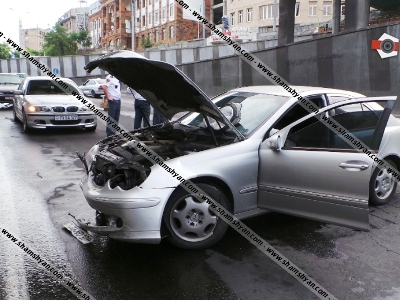 Երևանում՝ ՀՀ ոստիկանության վարչական շենքի դիմացի թունելում, 24-ամյա վարորդը Mercedes-ով բախվել է բետոնե հենապատին (ֆոտո)
