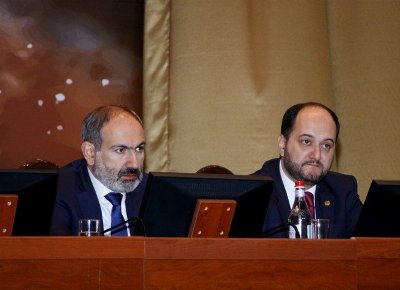 «Իրատես». Նիկոլ Փաշինյանը հերթական անգամ կանգնել է Արայիկ Հարությունյանի «թասիբին»
