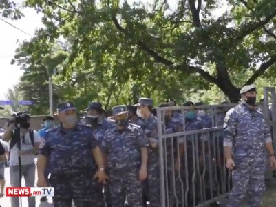 Ոստիկանները Ծառուկյանի աջակիցներին սկսել են բերման ենթարկել Սիրահարների այգուց