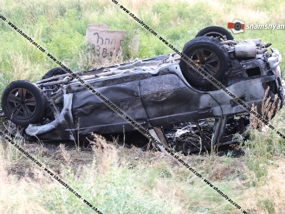 Արարատում բախվել են BMW X5-ն ու Mercedes-ը. BMW-ն գլխիվայր շրջվել է, վերածվել մոխրակույտի, կան վիրավորներ (ֆոտո)