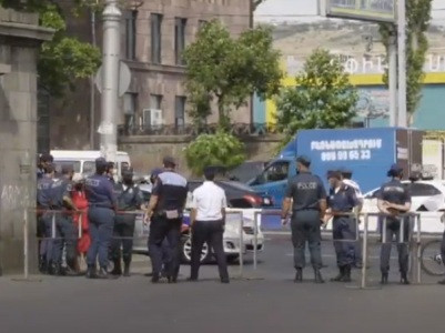 Перед началом заседания по избранию меры пресечения в отношении Царукяна во дворе суда скапливаются полицейские силы