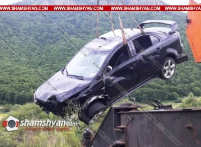 Հանքավանի ճանապարհին Mitsubishi Lancer-ը բախվել է պատնեշներին եւ հայտնվել ձորակում. վարորդը եղել է ոչ սթափ (ֆոտո)