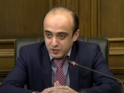 Փետրվարին ասում էին՝ հարցը կրող է լուծվել միայն հանրաքվեով, հիմա պարզվում է՝ ԱԺ-ի միջոցով էլ է կարելի. Տարոն Սիմոնյան
