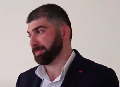 Ուշացող պաշտպանն արդեն այստեղ էր եւ կարելի էր շարունակել նիստը. Դավիթ Սանասարյան
