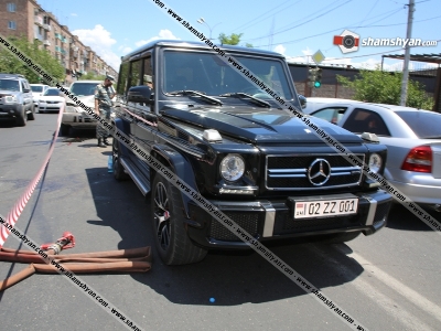 Երեւանում բախվել են Mercedes G55-ն ու Honda-ն (ֆոտո)