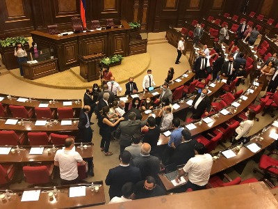 ԱԺ պատգամավորի ինքնազգացողությունը վատացել է. նիստն ընդհատվել է (ֆոտո)