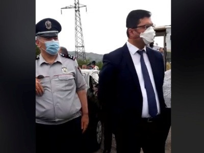 Մեծ թվով ոստիկաններ եւ անվտանգության աշխատակիցներ Ամուլսար տանող ճանապարհին են