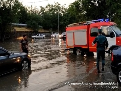 Երեւանում ուժեղ անձրեւից հետո 6 ավտոմեքենա է արգելափակվել է ջրափոսի մեջ (ֆոտո)