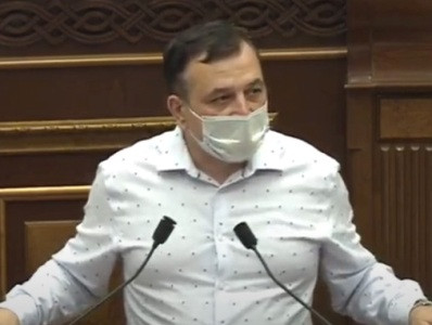 Ամենակարեւոր խնդի՞րը. «Իմ քայլը» ցանկանում է արգելել թարթող կանաչ խաչերը դեղատների վրա