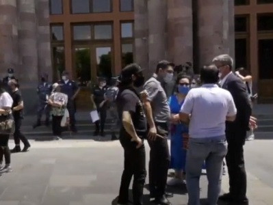 Ռեստորանային բիզնեսի աշխատակիցները բողոքի ակցիա են անում կառավարության առջեւ