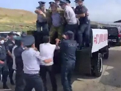 «Արտաշատի բաժնում եմ». Նարեկ Մալյանին եւ ՎԵՏՕ-ի անդամներին ոստիկանները բերման են ենթարկել (ֆոտո)