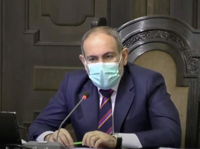Փաշինյանը կառավարության նիստին մասնակցում է եռագույն փողկապով