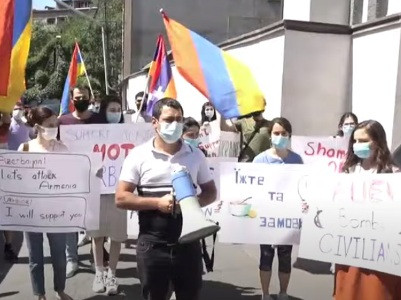 «Կերեք ձեր եփած բորշչը». ՀՅԴ երիտասարդները բորշչով լի տարաները նետեցին Ուկրաինայի դեսպանատան ուղղությամբ