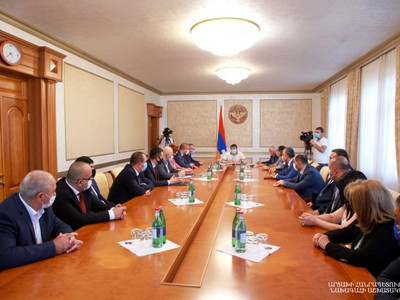 Արայիկ Հարությունյանը հանդիպել է «Ազատ հայրենիք - ՔՄԴ»-ի անդամներին. խոսվել է նաեւ սահմանին ստեղծված լարվածության մասին