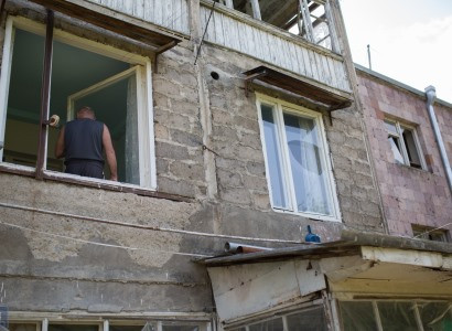 Հրետանակոծությունից տուժած բնակավայարերում վերականգնման աշխատանքները մեկնարկել են (ֆոտո)