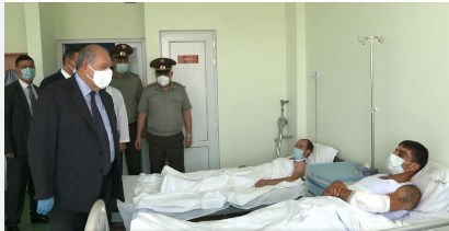 «Դուք հերոս եք». ՀՀ նախագահը ՄԻՊ-ի հետ այցելեց վիրավորված զինծառայողներին