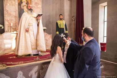«Նրանք կրակում են, մերոնք`ամուսնանում». գեղանկարիչ Դավիթ Դանիելյանի պսակադրությունը սահմանամերձ Մովսեսի եկեղեցում