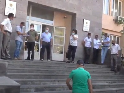 Դիմորդներն ու նրանց ծնողները բողոքի ակցիա են իրականացնում ԳԹԿ շենքի մոտ