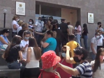 «Հարցի լուծումն այն է, որ տեղեր պետք է ավելացվեն». Բուհ չընդունված դիմորդների ծնողները շարժվեցին դեպի ԱԺ շենք