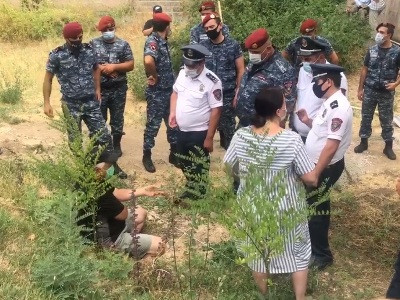 «Դուք ձերբակալված եք». Աշոտ Բլեյանին ու քանդակագործ Վիգեն Ավետիսին բերման են ենթարկել