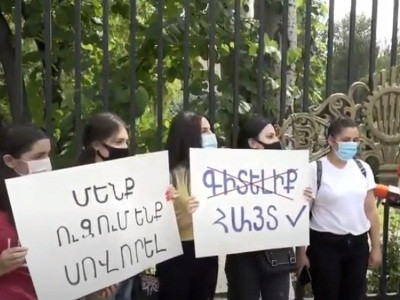 Այս երեխաները դասերից փախել, հեղափոխություն են արել, այսօր գոնե մի շանս էլ չեն ուզում տալ նրանց. Ակցիա ԱԺ-ի մոտ