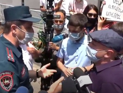 Բուհը չավարտած վարչապետը չի թողնում, որ բուհ ընդունվեն դիմորդները. Ակցիայի մասնակիցները ԿԳՄՍՆ-ի դիմաց են